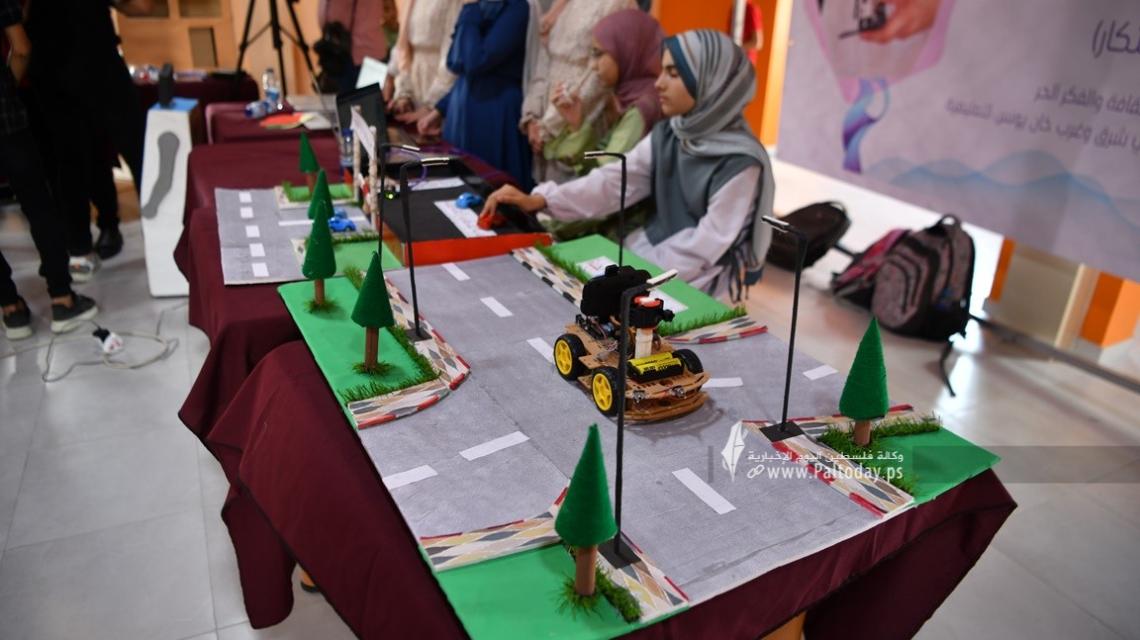 بالصور : معرض" أطفال غزة يبرمجون " والذي يضم نحو35 مشروعاً برمجة باستخدام الذكاء الاصطناعي .
