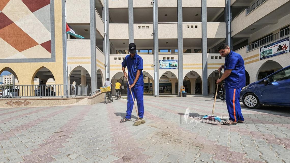 بالصور : وزارة التعليم بغزة تشرع بحملة مكثفة لتطهير وتنظيف لاستقبال العام الدراسي الجديد