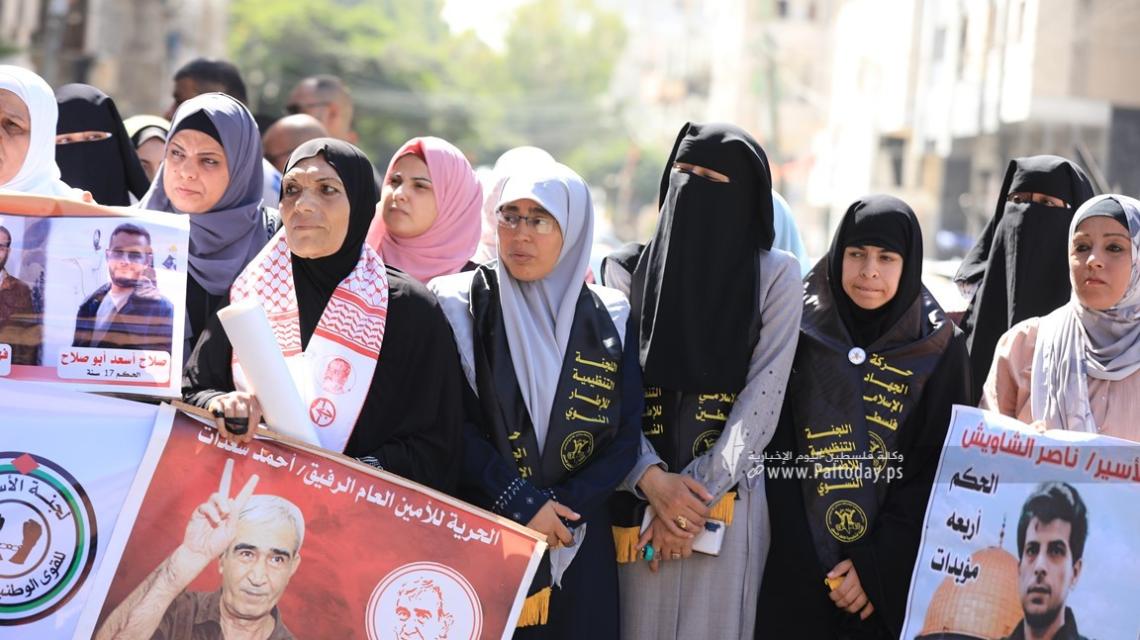 بالصور : اعتصام اهالى الأسرى الأسبوعي أمام مقر الصليب الأحمر بغزة