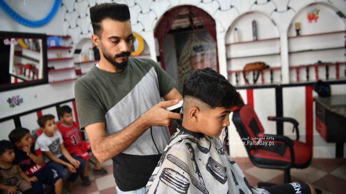 بسبب الوضع الاقتصادي الصعب.. حملات "حلاقة" مجانية لطُلاب المدارس في غزة