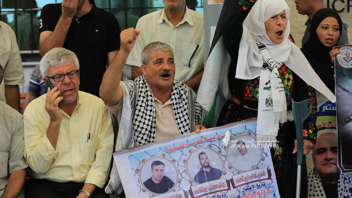 بالصور: اعتصام اهالى الأسرى الأسبوعي أمام مقر الصليب الأحمر بغزة