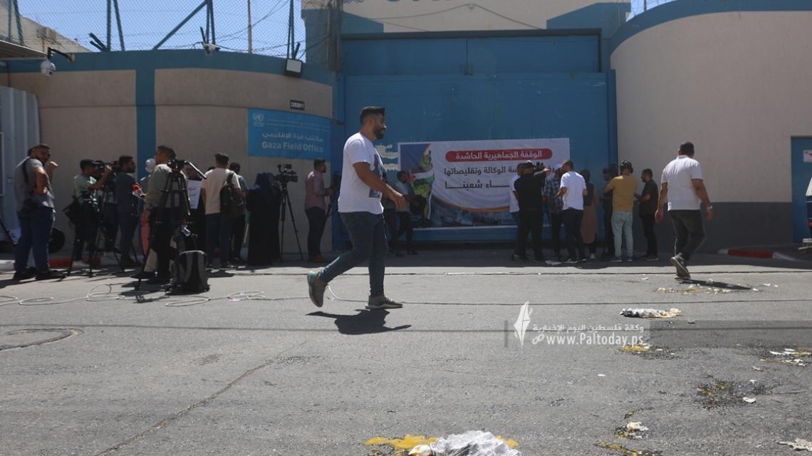 بالصور : متضررو الحروب يرشقون مقر الأونروا في مدينة غزة بالبيض خلال وقفة احتجاجية بسبب عدم تعويضهم من قبل الوكالة