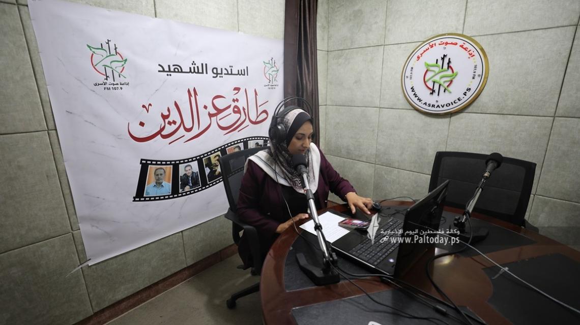 بالصور : "إذاعة الأسرى" تطلق اسم الشهيدين عز الدين وعدنان على الاستديو المباشر والدورة البرامجية