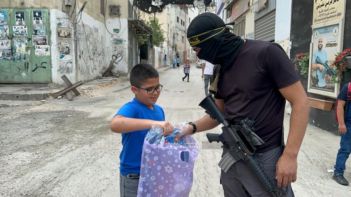 بالصور: مقاومو كتيبة جنين يوزعون اللوازم المدرسية على الطلبة في المخيم
