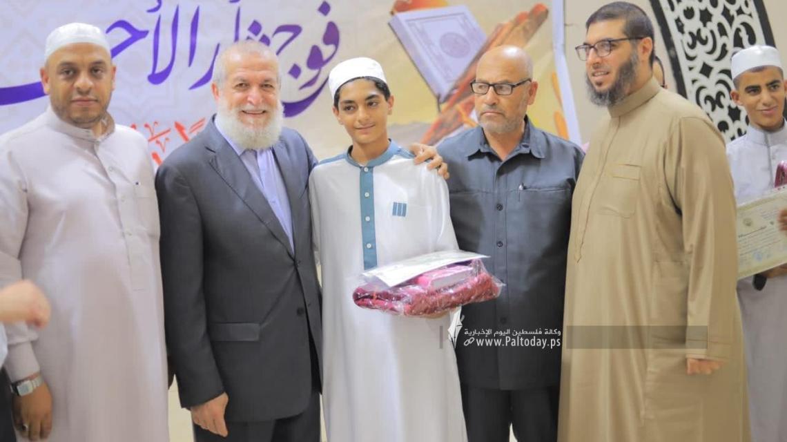 بالصور : "الجهاد" برفح تكرم 120حافظ وحافظة لكتاب الله خلال مُخيمات "ثأر الأحرار القرآنية"