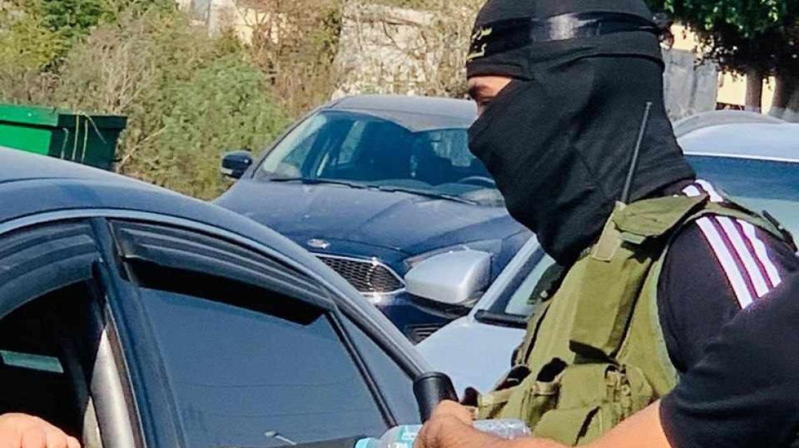 مقاومون من كتيبة طولكرم التابعة لسرايا القدس يوزعون الحلوى ابتهاجًا بعملية حوارة