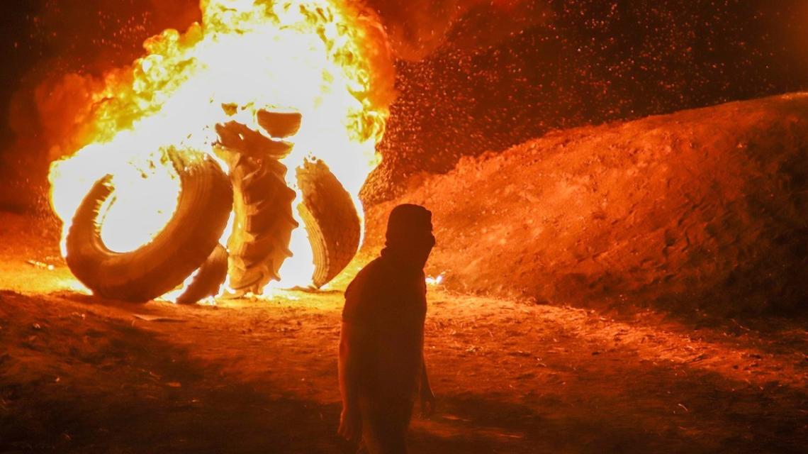 بالصور: متظاهرون فلسطينيون يحرقون الإطارات خلال احتجاج على أوضاع الأسرى في سجون الإحتلال عند الحدود الشرقية لمدينة غزة