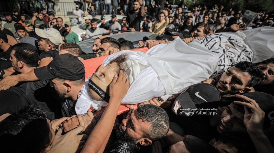 بالصور: جماهير قطاع غزة تُشيع جثامين شهداء الأمس شرق غزة