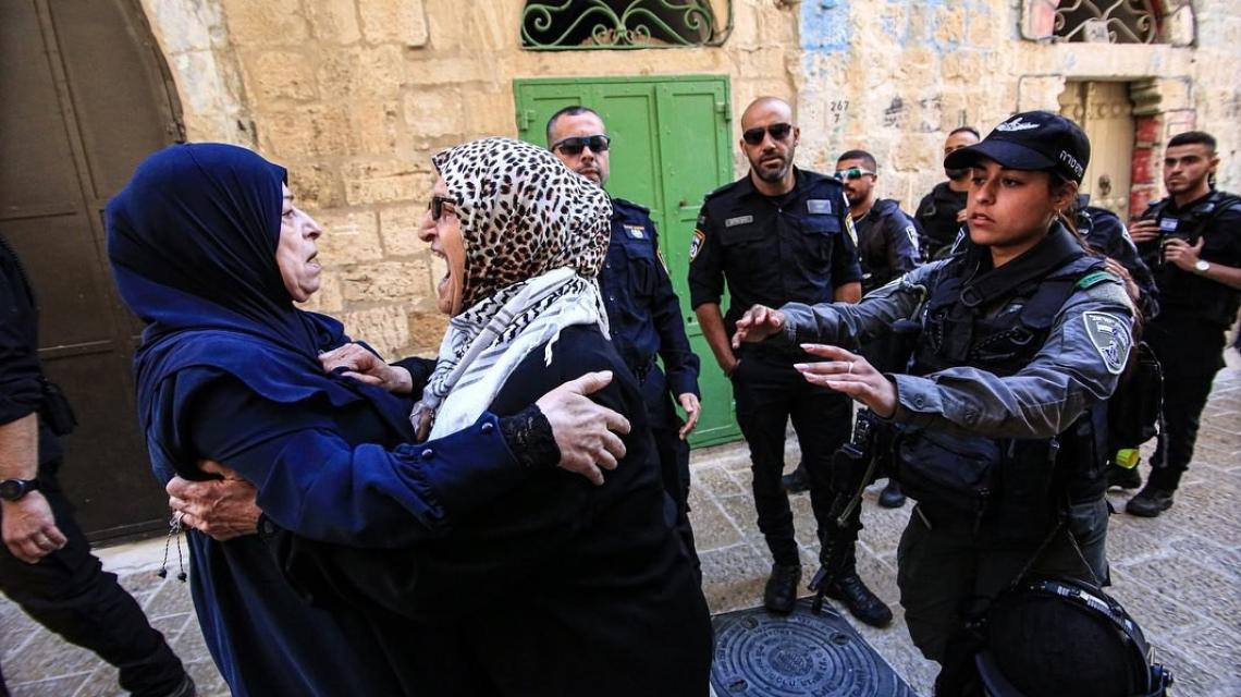 بالصور : اعتداء قوات الاحتلال والمستوطنين على المرابطين والمرابطات قرب المسجد الأقصى المبارك