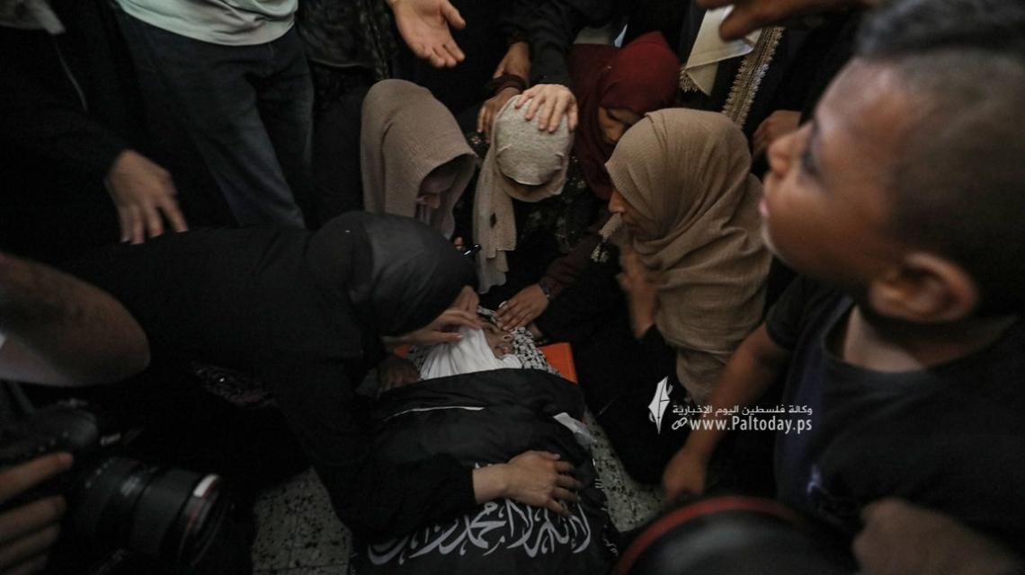 بالصور :وداع الشهيد مجدي غباين متأثرا بإصابته شرق غزة قبل أيام