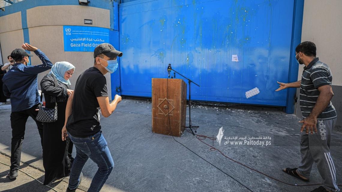 بالصور : خريجو قطاع غزة العاطلين عن العمل يقذفون المقر الرئيسي للأونروا بالبيض