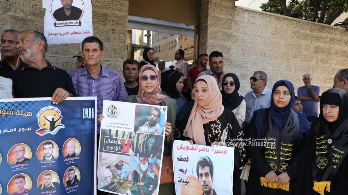 بالصور:  وقفة منددة بقرارات بن غفير بحق الأسرى خلال الاعتصام الأسبوعي لأهالى الأسرى بغزة