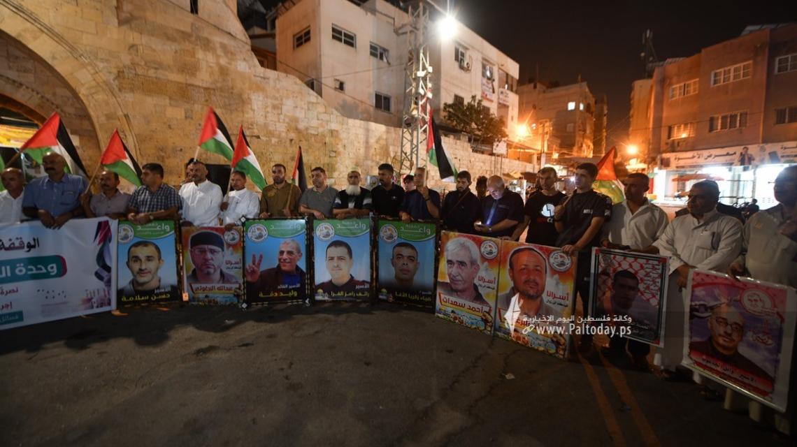 بالصور ;وقفة للفصائل في قطاع غزة دعماً واسناداً للاسري تحت عنوان 'وحدة الأحرار ..عنوان الانتصار '