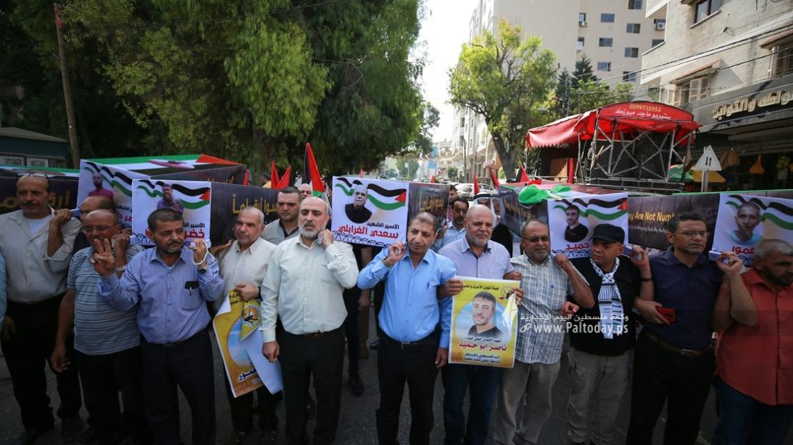 بالصور :مسيرة للمطالبة باسترداد جثامين الشهداء المحتجزة لدى الاحتلال خلال الاعتصام الأسبوع لأهالي الأسرى بغزة