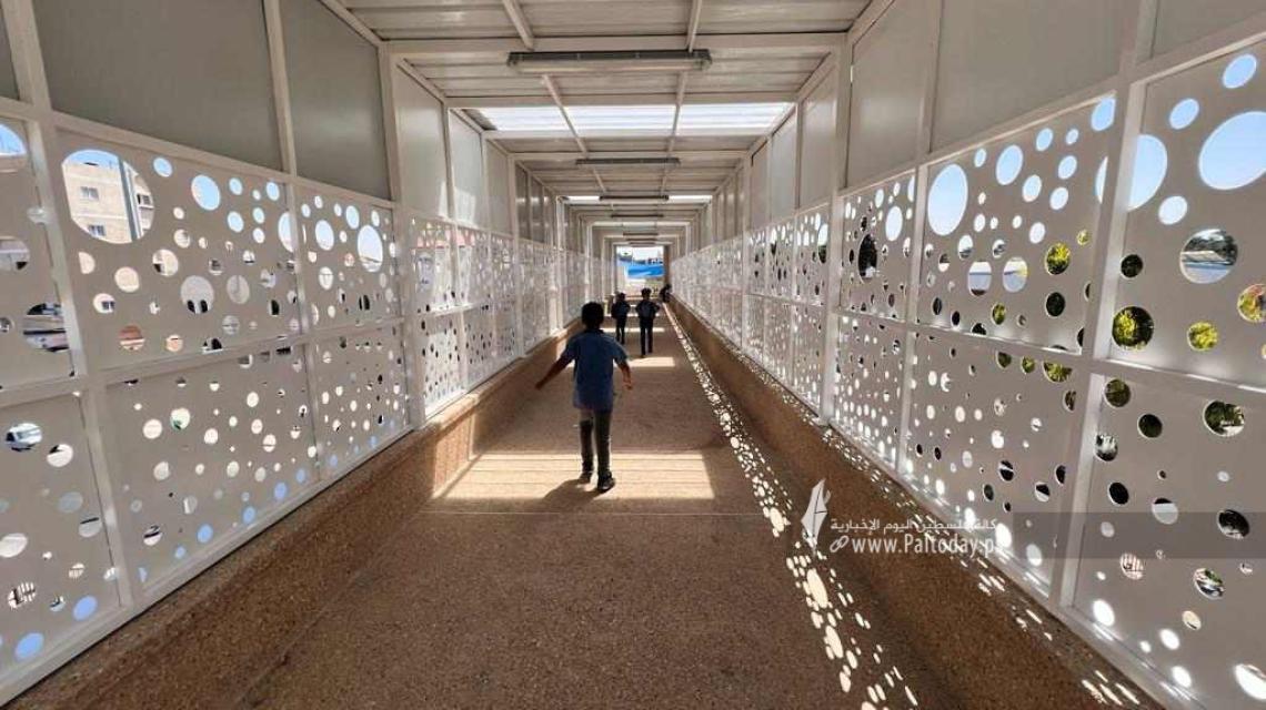 بالصور ;  للحد من حوادث الطرق إنشاء جسر للمشاة في القرارة جنوب قطاع غزة