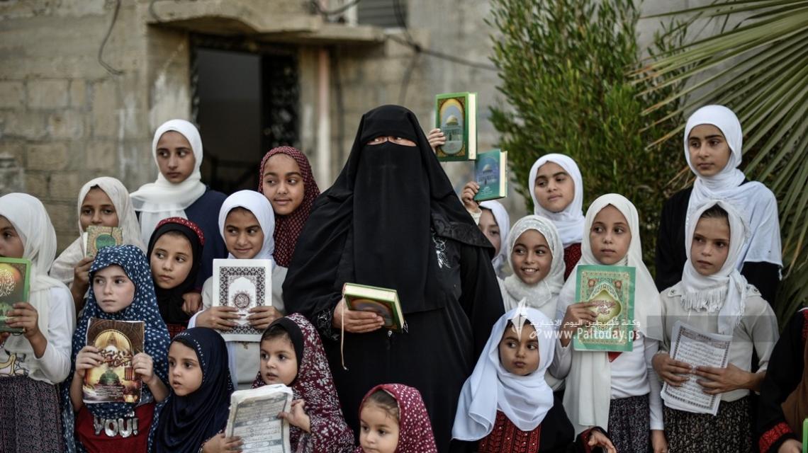 بالصور : شاهد كيف حولت السيدة " أمل الشوربجي " منزلها الى مركز لتحفيظ القران الكريم في مدينة خانيونس جنوب قطاع غزة.