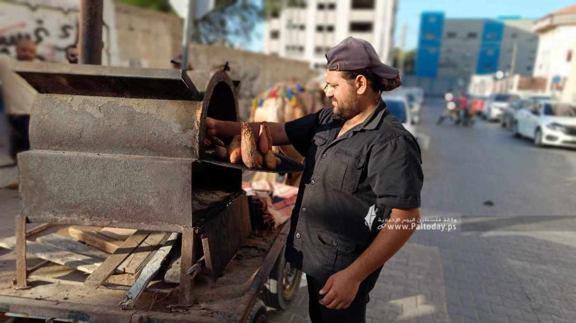 بالصور : " أرزاق " سالم دغمش .. بائع البطاطس الحلوة على فرن متجول في شوارع غزة