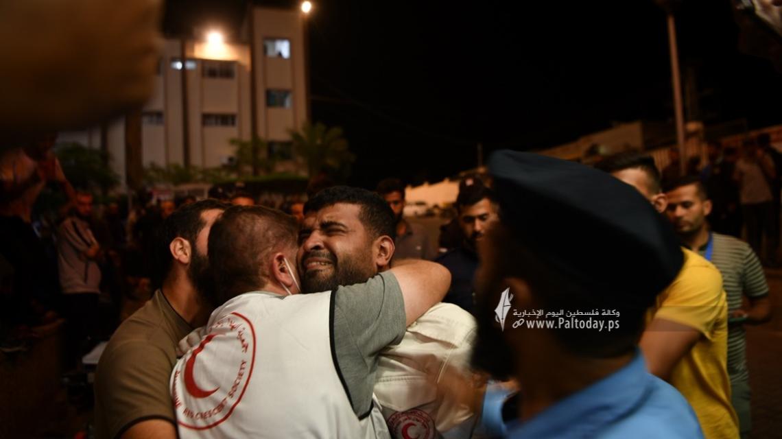 بالصور :  المسعف" رزق أبو روك" يفجع بعد انتشاله لوالده الذي ارتقى في قصف اسرائيلي لمقهى في مدينة خانيونس.
