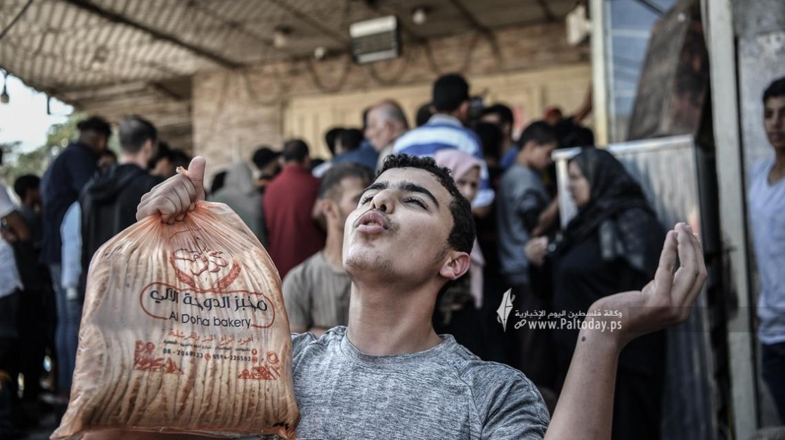 بالصور : أزمة خبز في غزة، بعد ما فرض الاحتلال الاسرائيلي خلال العدوان حصارا كاملا على القطاع.