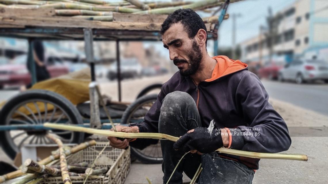 بالصور : 'أرزاق' بائع قصب السكر على أبواب المدارس جنوب قطاع غزة