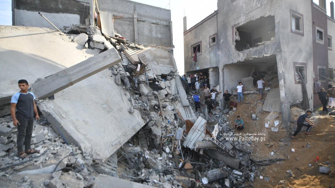 بالصور  : طائرات الاحتلال تدمر منزل المواطن ' ابوشاب ' شرق مدينة خانيونس