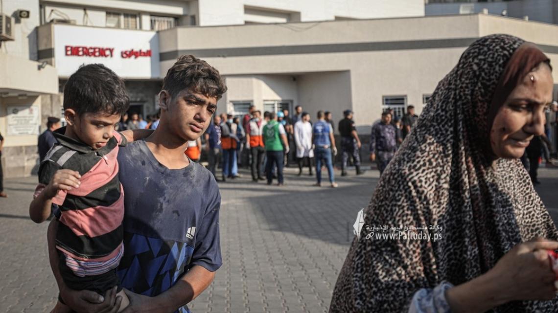بالصور: وصول إصابات جديدة إلى مجمع الشفاء الطبي بعد استهداف منازل المواطنين بمخيم الشاطئ