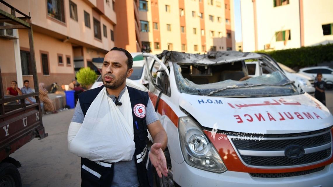 بالصور : رغم اصابته بالحرب قبل ايام .. يعود المسعف 'علاء شموط ' لأداء واجبه الإنساني