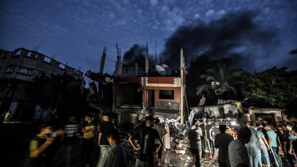 بالصور ;  اللحظات الأولى لقصف منزل يعود لعائلة النادي في مدينة خانيونس جنوب القطاع