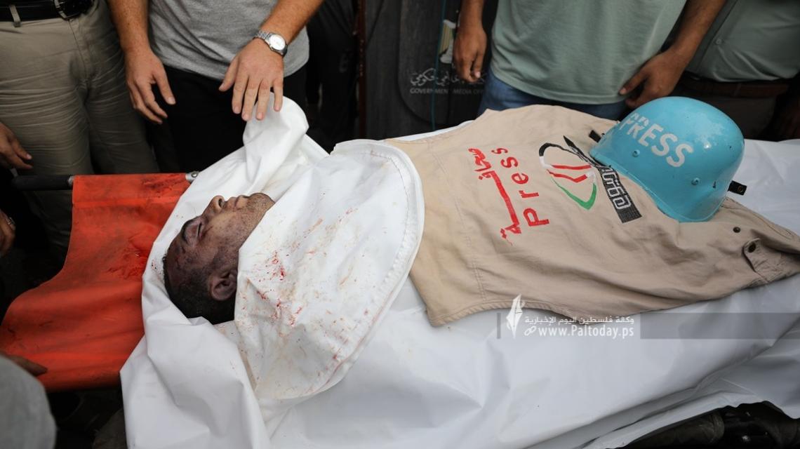بالصور : وداع الزميل الصحفي في قناة فلسطين اليوم محمد بعلوشة جراء قصف اسرائيلي استهدف منزله  شمال غزة
