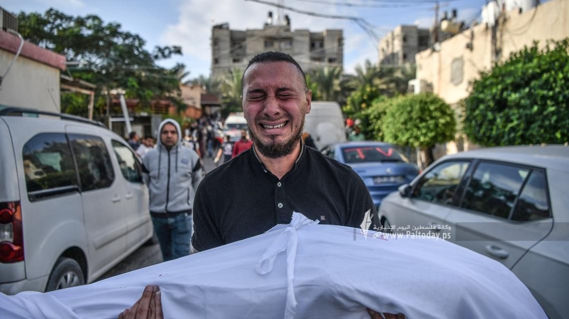 بالصور : وداع مؤثر وحزين لجثامين أكثر من 50 شهيد، ارتقوا في قصف اسرائيلي على 6 منازل في مدينة خانيونس فجر اليوم.