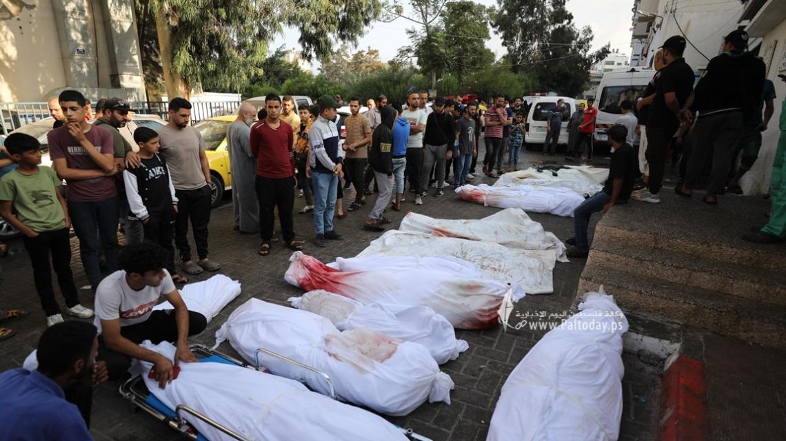 بالصور:  جثامين الشهداء امام ثلاجات مجمع الشفاء الطبى