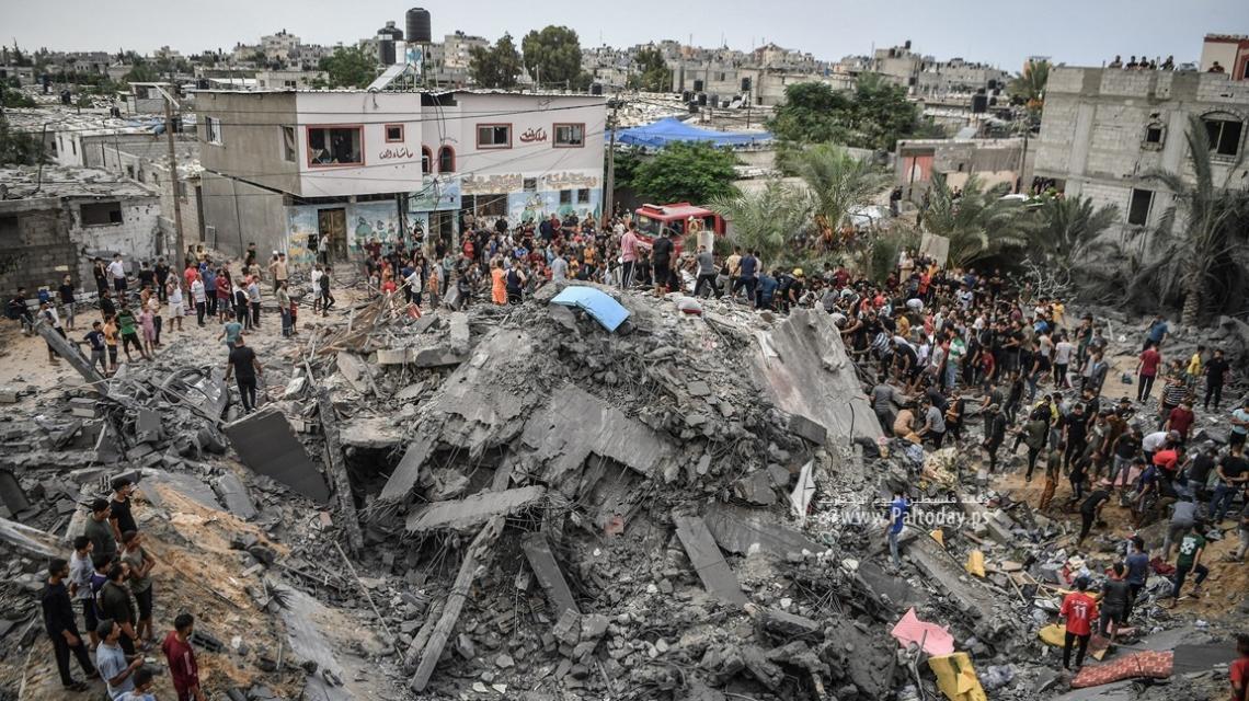 يالصور : طيران الإحتلال يستهدف منزل  المرحوم القيادي في سرايا القدس " ابو هنادي الحيلة" فى مدينة خانيونس