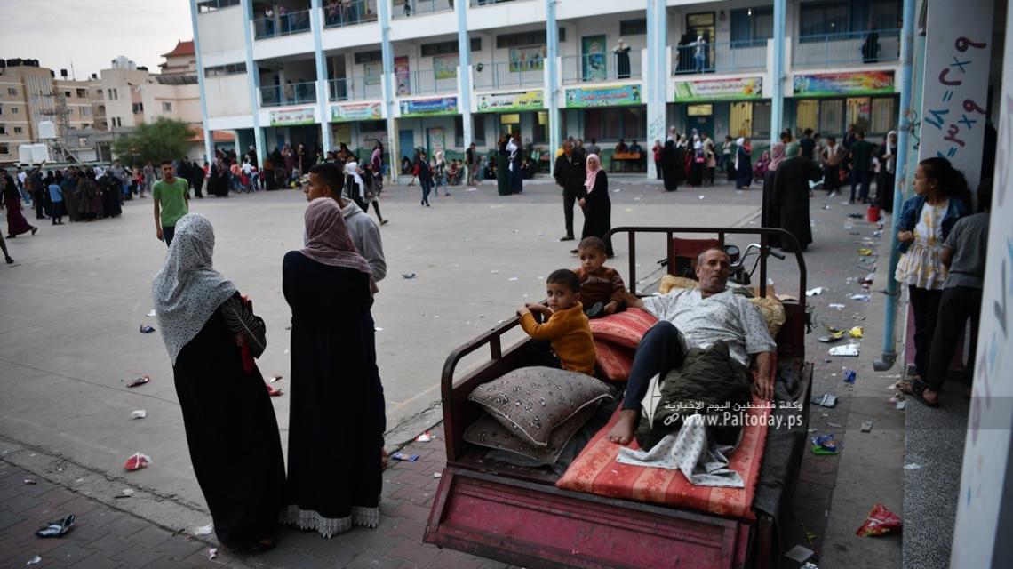 بالصور ; فلسطينيون ينزحون الى مدارس وكالة الغوث بعد تهجيرهم من منازلهم بسبب القصف الاسرائيلي على قطاع غزة