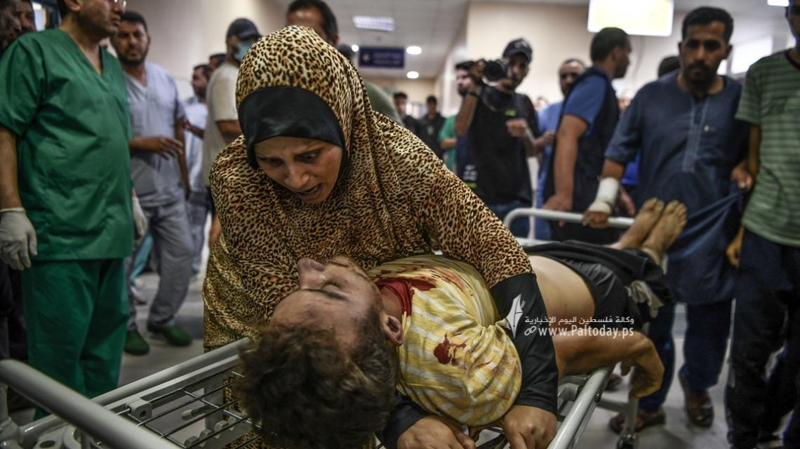 بالصور : دموع وألم الفقد من أم لإبنها الشهيد في قصف لمدرسة ايواء بمدينة خانيونس