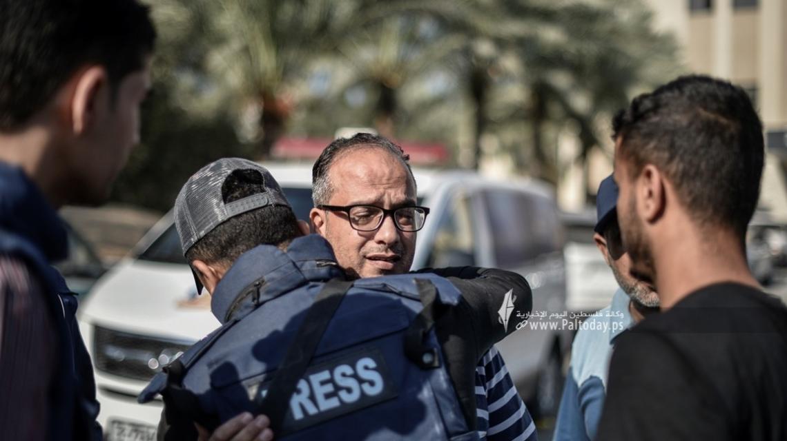 بالصور : الاحتلال يستهدف عائلة الصحفي الفلسطيني ' صالح المصري ' في مدينة خانيونس