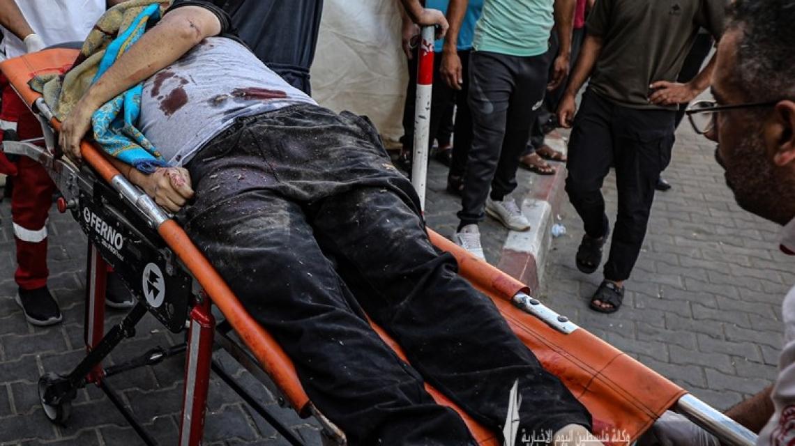 بالصور : وصول عدد من الشهداء والإصابات لمجمع الشفاء الطبي  مع تواصل القصف الصهيوني على مدينة غزة