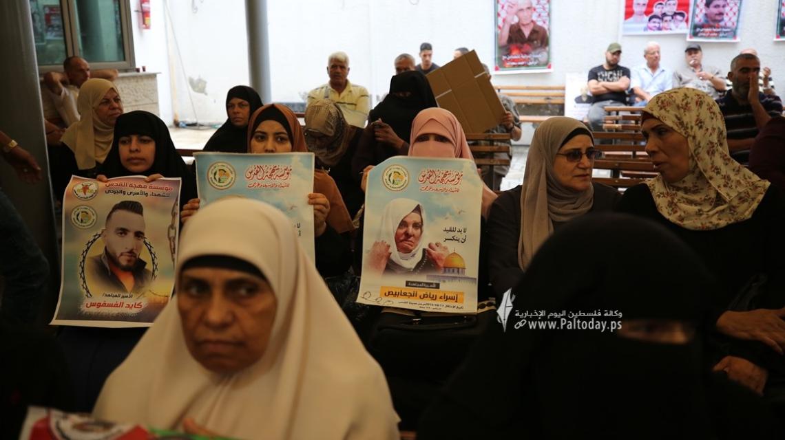 بالصور :اعتصام اهالى الأسرى الأسبوعي أمام مقر الصليب الأحمر بغزة