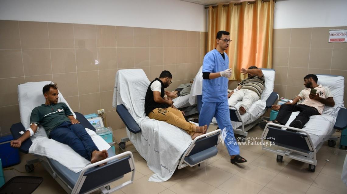 بالصور : في مشهد مشرف ، واستجابة لنداء الاستغاثة لوزارة الصحة مواطنين يتوجهون بشكل فوري للتبرع بالدم داخل مستشفى ناصر بمدينة خانيونس جنوب القطاع