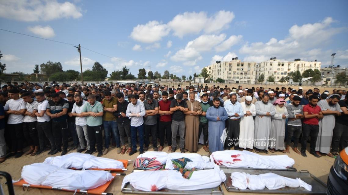 بالصور ; مشاهد لصلاة الجنازة على شهداء مجزرة مدينة خانيونس