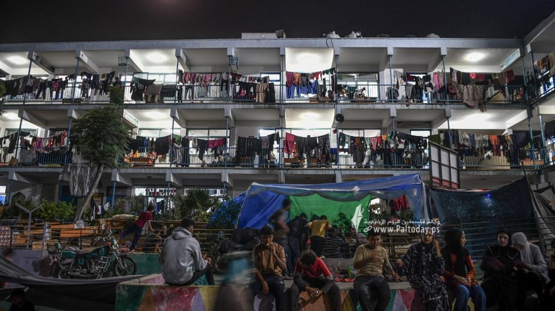 بالصور : الحياةُ ليلا في مراكزِ الإيواء.. حربٌ أُخرى