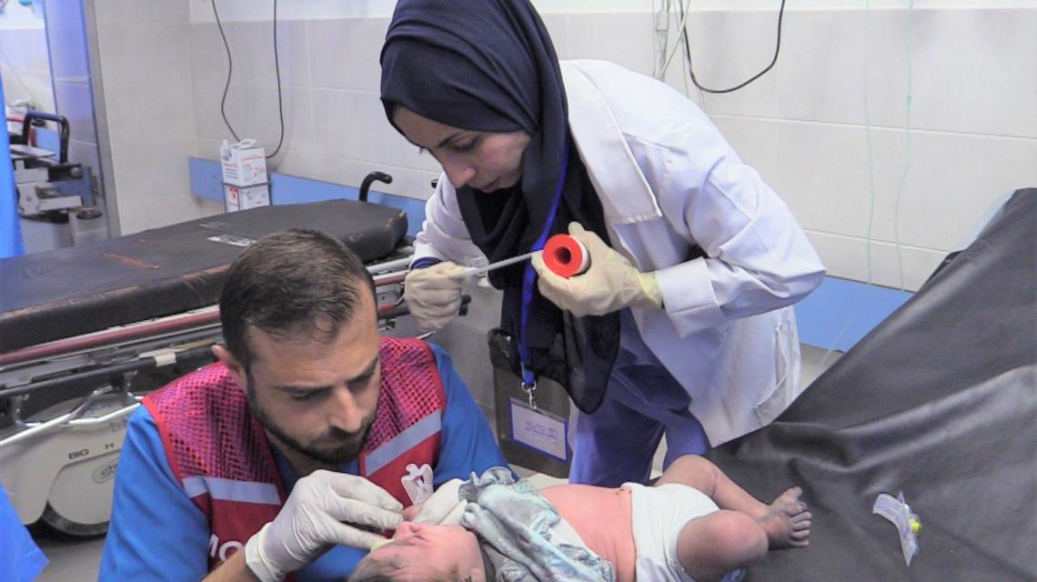 بالصور : جهود الطواقم الطبية لانقاذ جرحى العدوان الاسرائيلي الذي يستهدف الأطفال والنساء والمسنين
