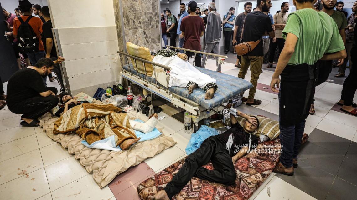 بالصور : الجرحى في غزة، يفترشون أراضي المشافي المكتظّة عن آخرها بالجرحى والنازحين.