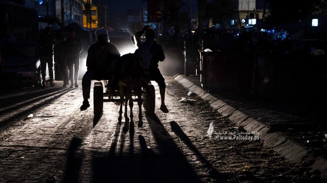 بالصور :العربات التي يجرها الحمير وسيلة نقل جديدة في غزة فرضها الحصار ومنع إدخال الوقود