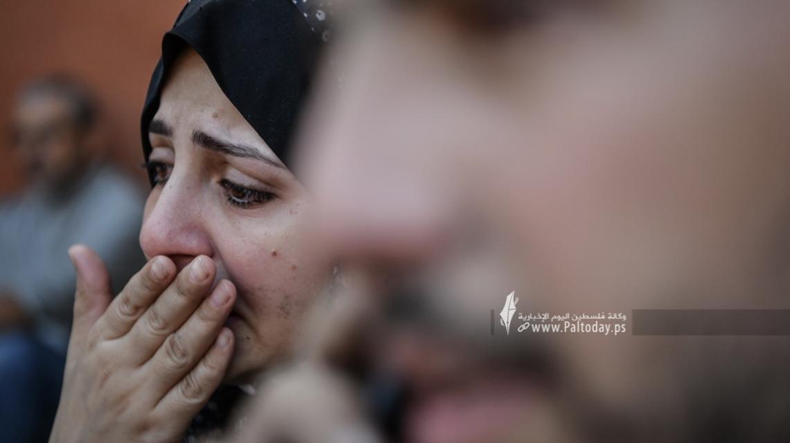 بالصور : لحظات مؤلمة.. وداع شهداء خانيونس الذي قضوا إثر غارات الاحتلال المتواصلة على قطاع غزة