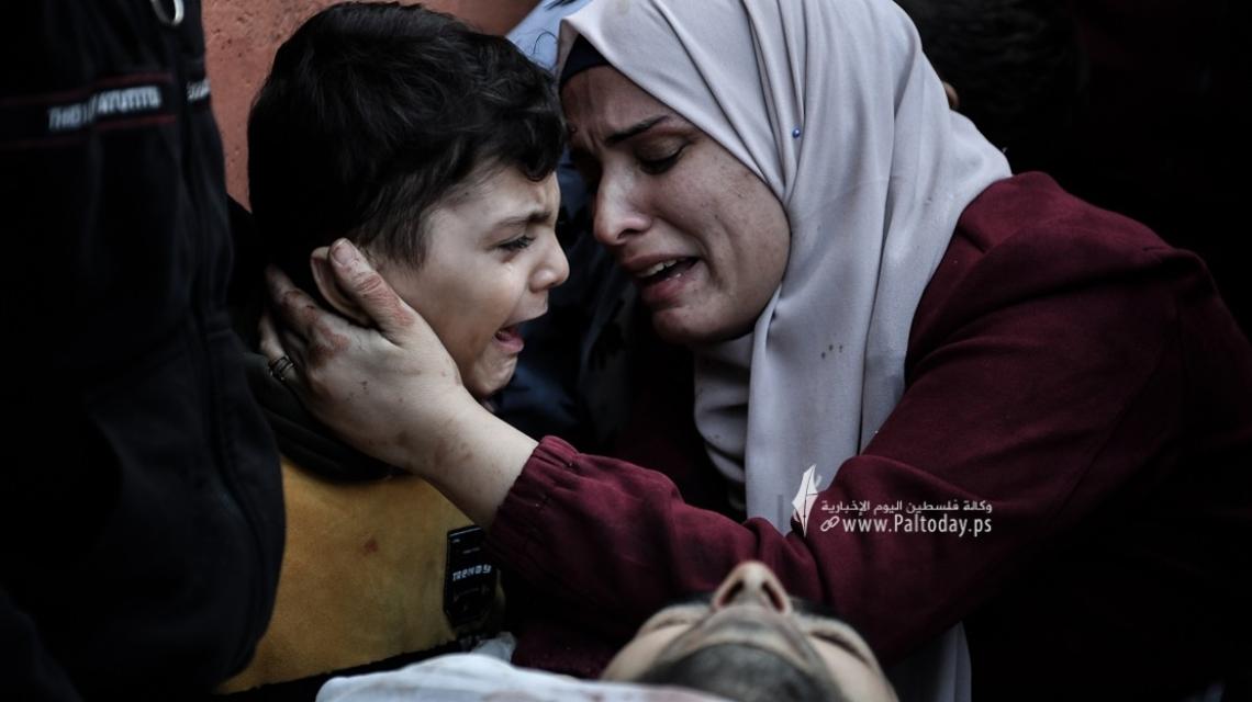 بالصور ; لحظات مؤثرة لعائلة فقدت والدها في قصف الاحتلال لمدينة خانيونس جنوب القطاع