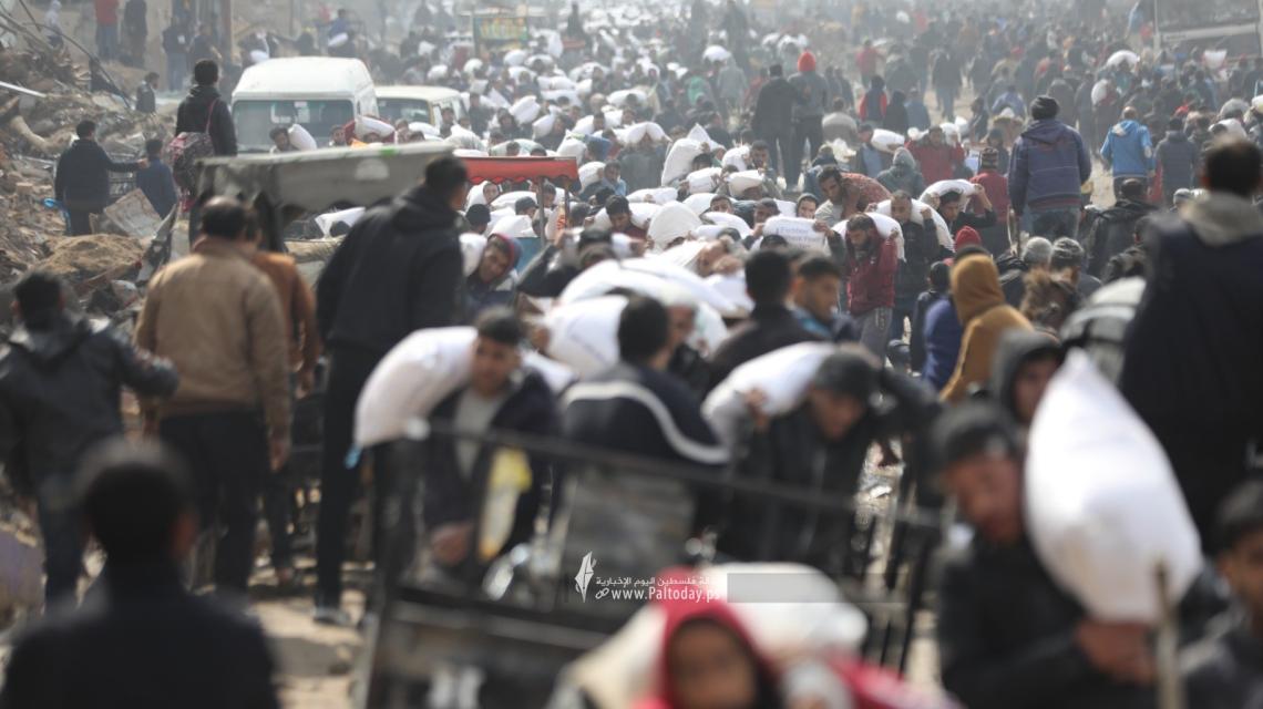 بالصور..جانب من دخول بعض المساعدات الإنسانية إلى شمال قطاع غزة عبر شارع الرشيد