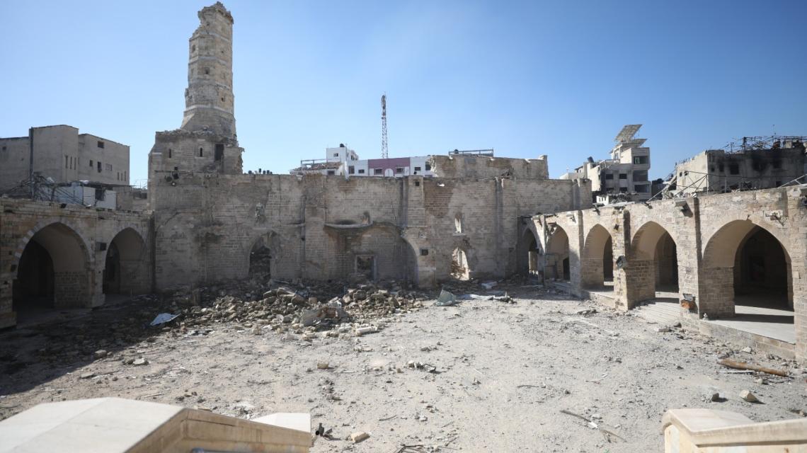 آثار الدمار الذى لحق بالمسجد العمري جراء العدوان الإسرائيلي على مدينة غزة شرق  القطاع.