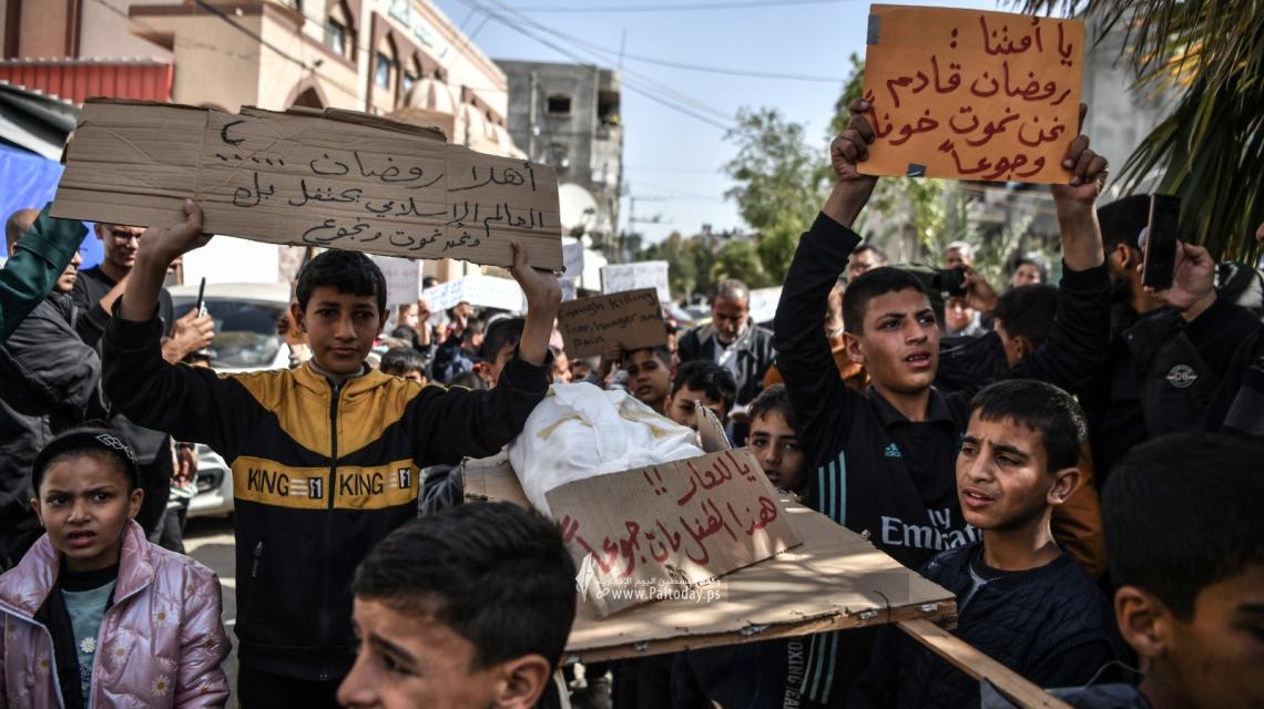 بالصور ; وقفة للأطفال في رفح جنوبي قطاع غزة للمطالبة بوقف حرب الإبادة والتجويع قبيل قدوم شهر رمضان الكريم