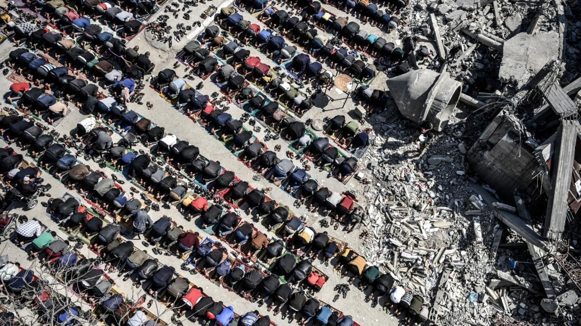 بالصور: فلسطينيون في مدينة رفح يؤدون صلاة الجمعة الأخيرة قبل شهر رمضان المبارك على أنقاض مسجد الفاروق الذي دمره الاحتلال الاسرائيلي