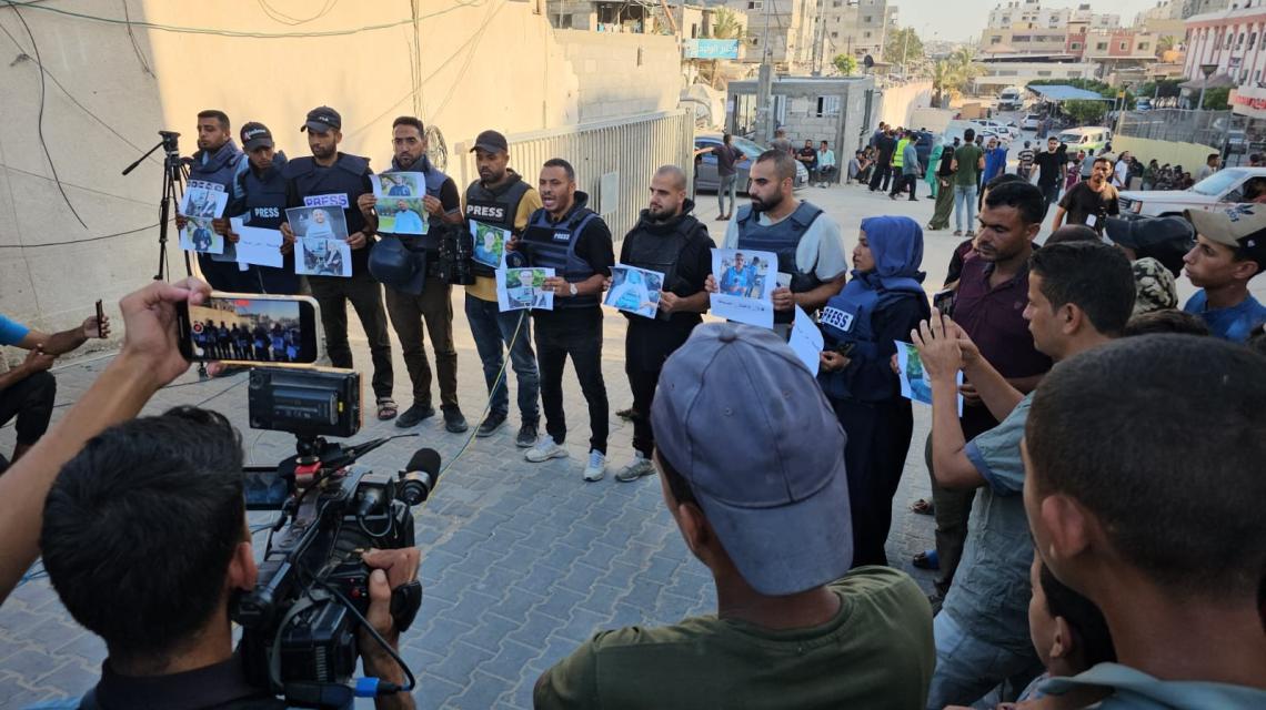 وقفة احتجاجية لصحفيين في غزة تنديدا باستمرار استهداف زملائهم واخرهما الصحافيان تميم معمر وعبد الله السوسي في قصف "إسرائيلي" استهدفهما جنوب القطاع